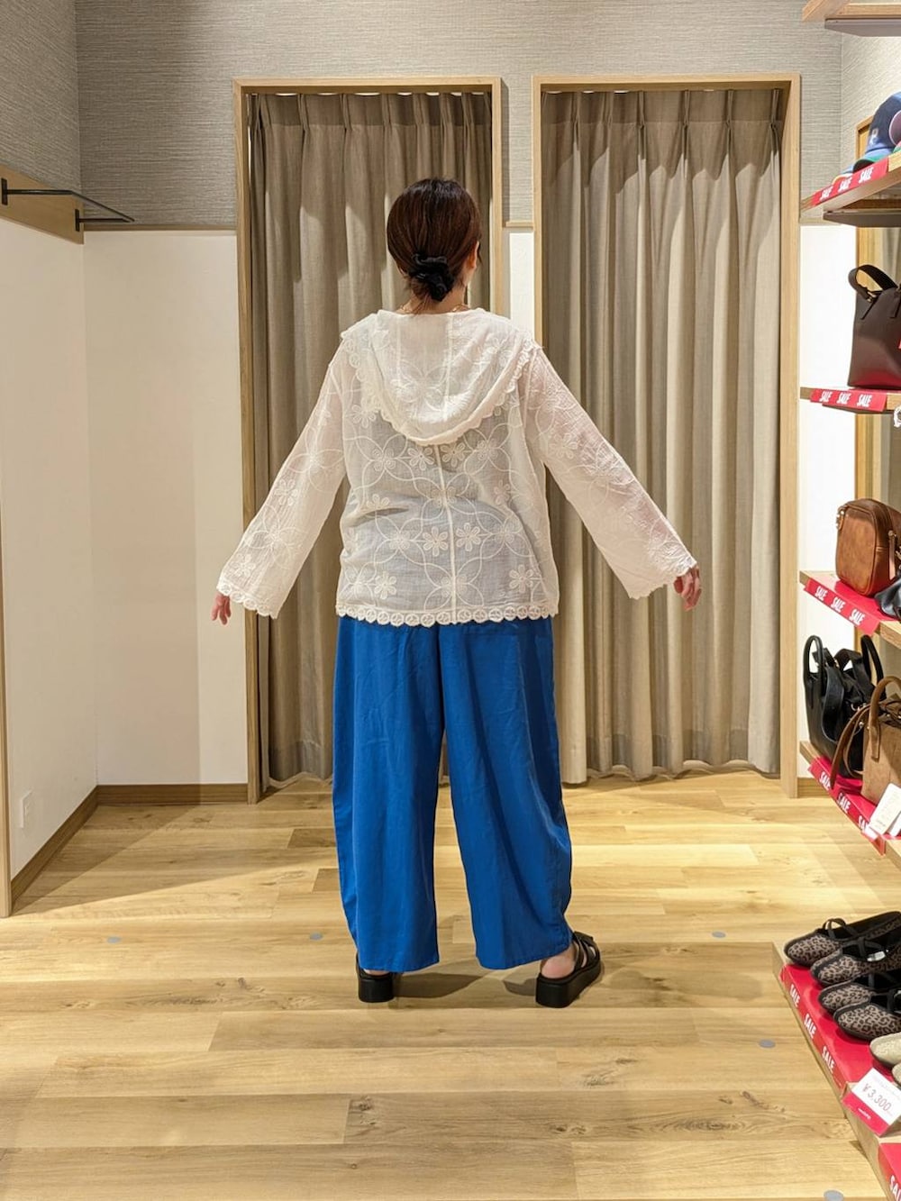 ホワイト系のシャツ/ブラウス、ブラック系のタンクトップ、ブルー系のその他パンツを着用したレディースの夏コーディネートの2枚目の写真