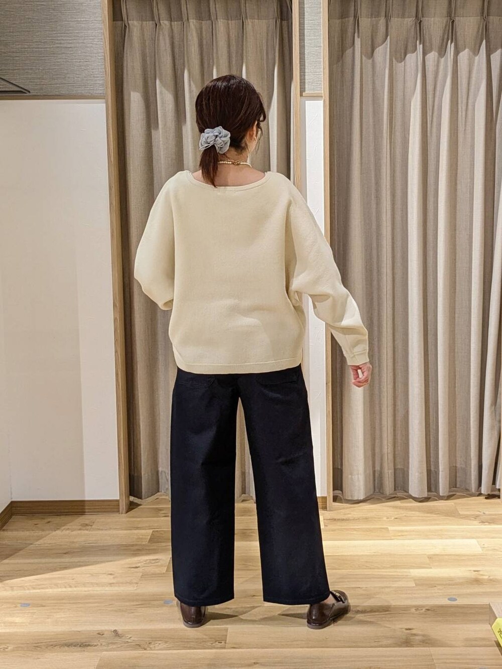 ブルー系のその他パンツ、ブラウン系のトートバッグ、ブラウン系のローファーを着用したレディースの春コーディネートの2枚目の写真