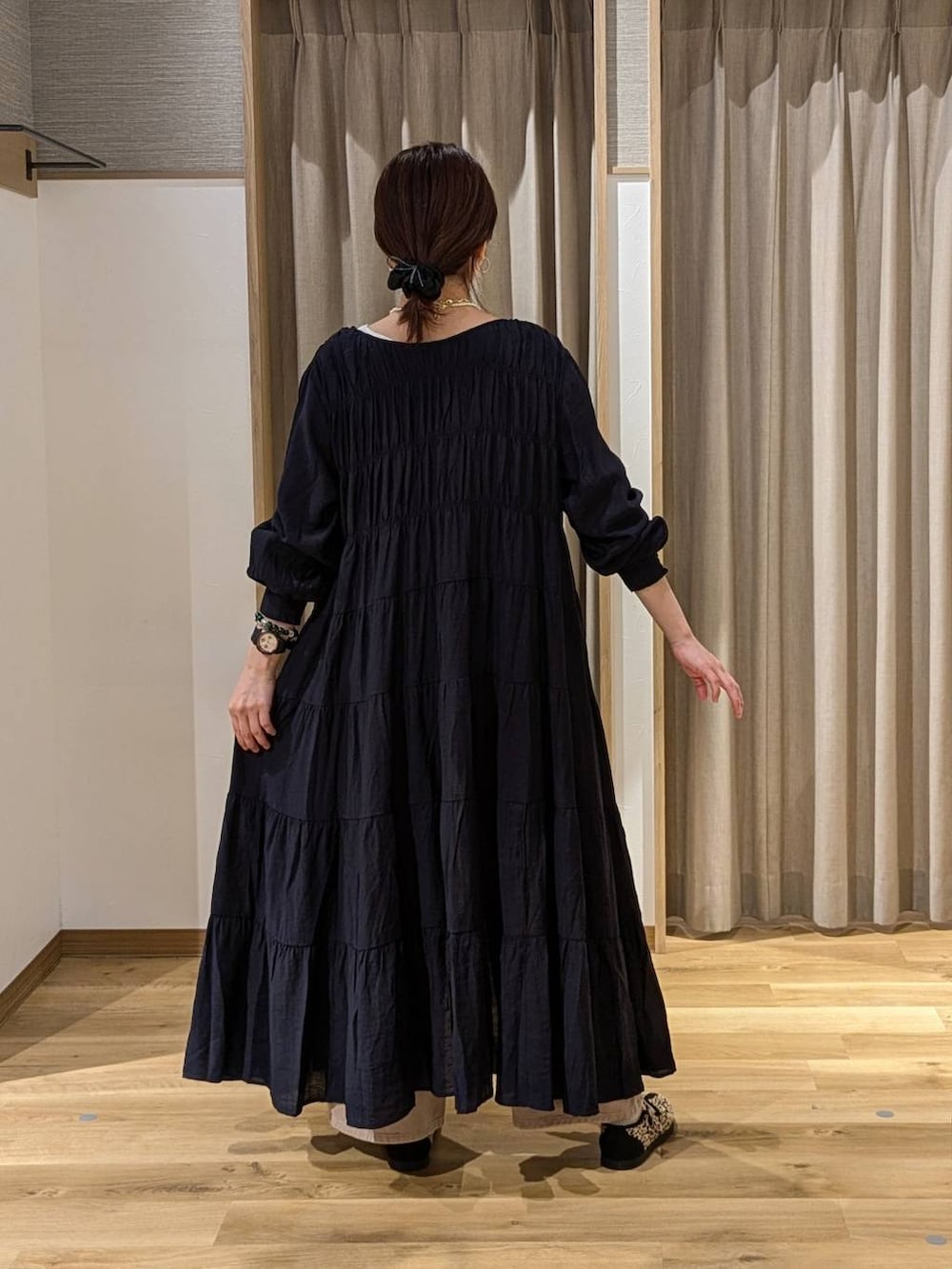 ベージュ系のデニムパンツ、その他のスニーカー、ホワイト系のTシャツ/カットソーを着用したレディースの冬コーディネートの2枚目の写真