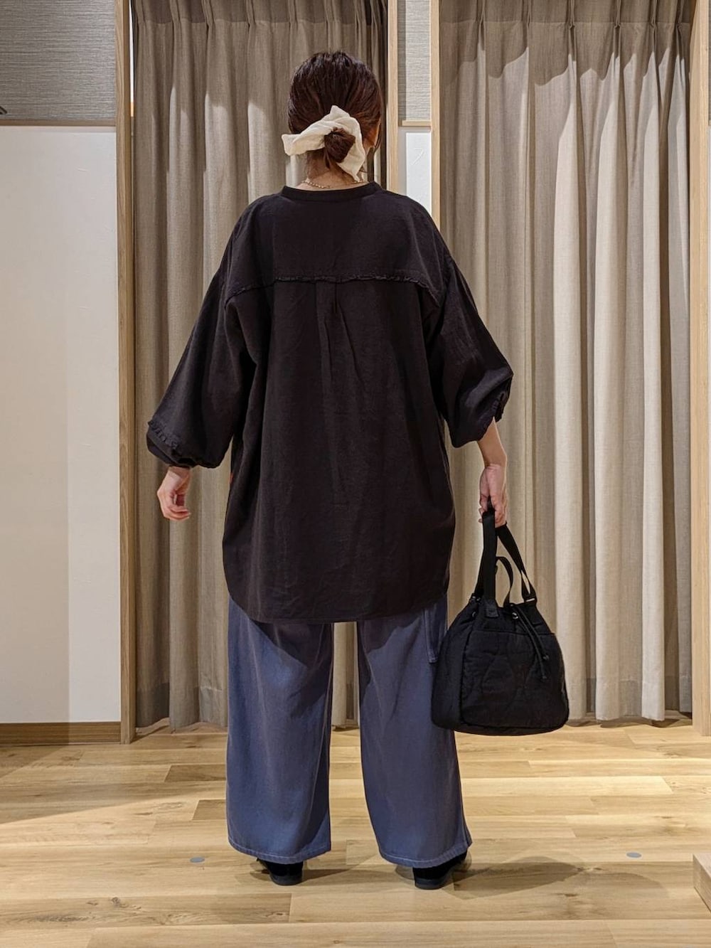 ブラック系のその他シューズ、グレー系のシャツ/ブラウス、ホワイト系のTシャツ/カットソーを着用したレディースの秋コーディネートの3枚目の写真