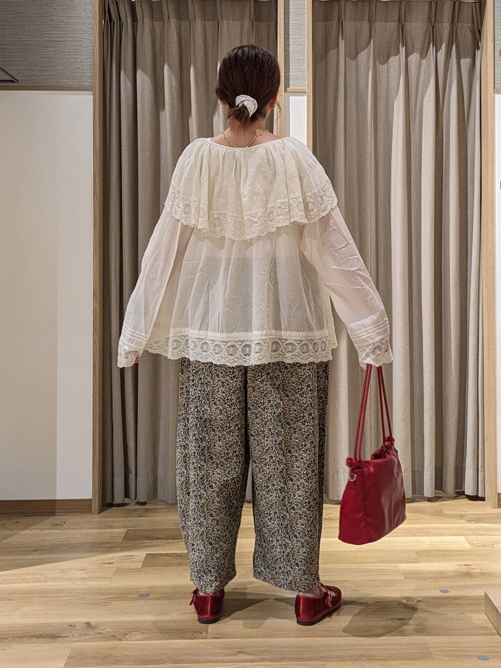 ベージュ系のその他パンツ、レッド系のその他シューズ、レッド系のショルダーバッグを着用したレディースの秋コーディネートの3枚目の写真