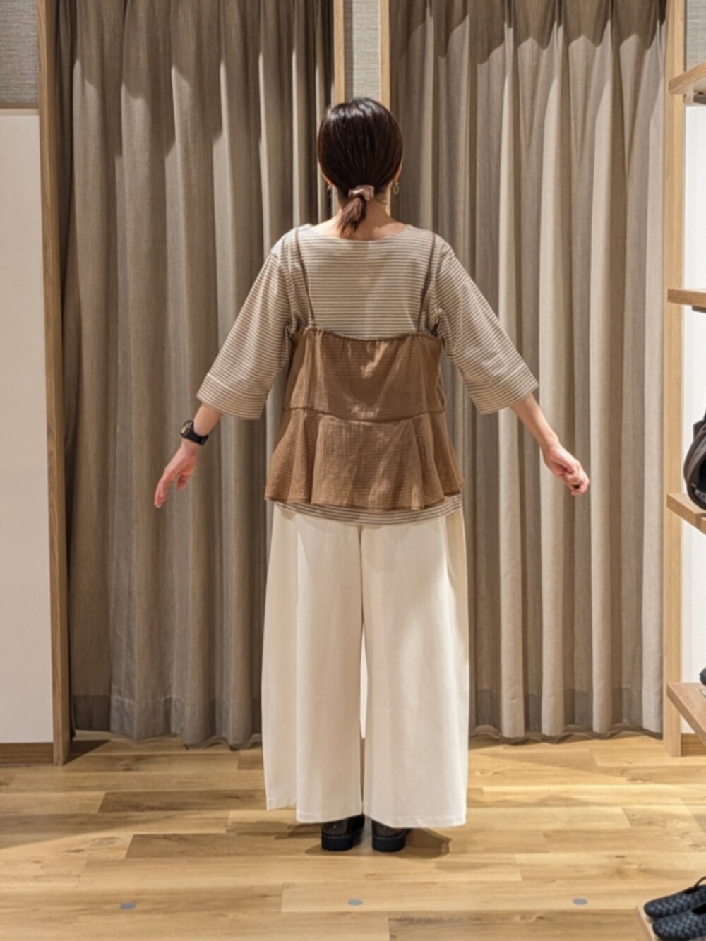 その他のTシャツ/カットソー、ブラウン系のキャミソール、ブラック系のショルダーバッグを着用したレディースの秋コーディネートの4枚目の写真