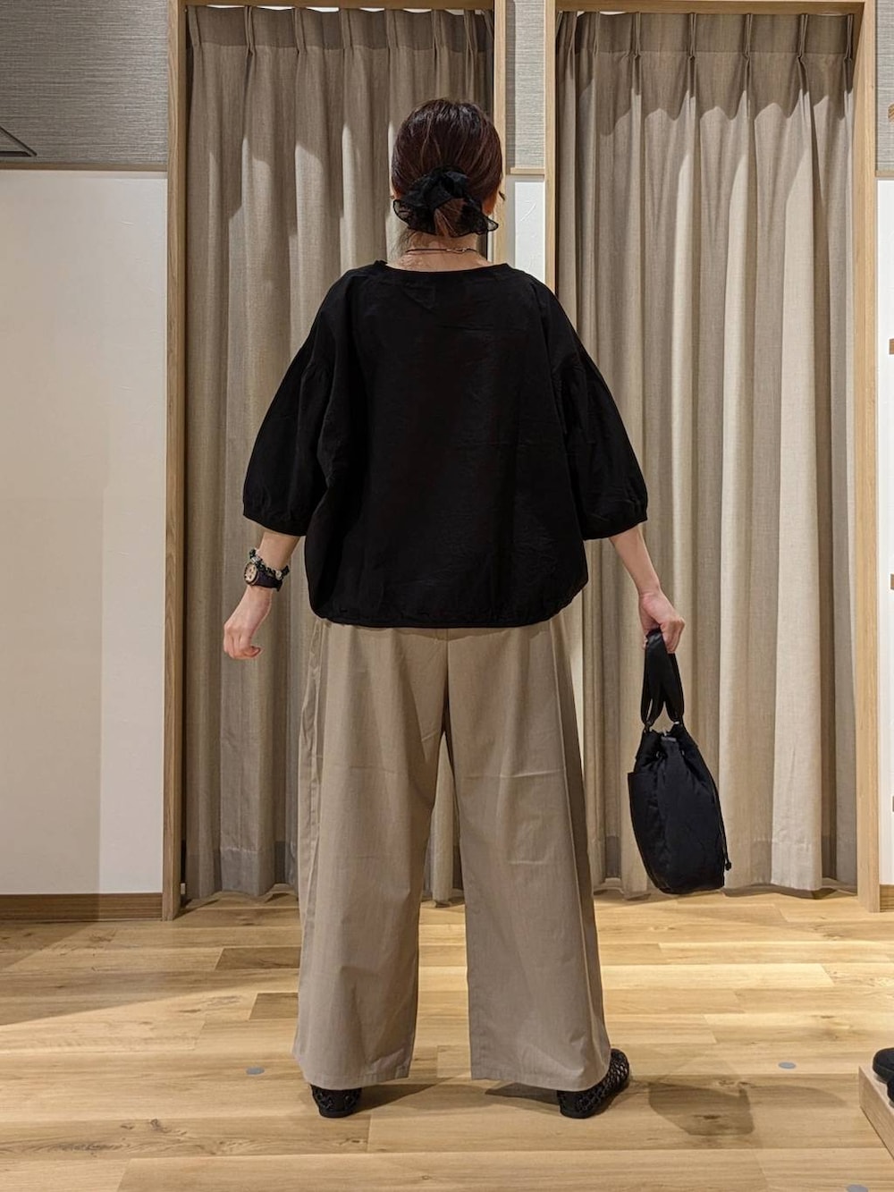 ブラック系のシャツ/ブラウス、ベージュ系のその他パンツ、ブラック系のパンプスを着用したレディースの夏コーディネートの2枚目の写真