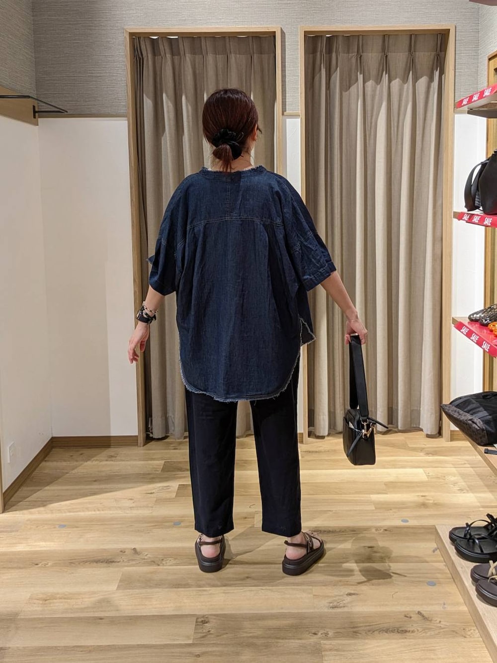ブラック系のショルダーバッグ、ブラウン系のサンダル、その他のその他パンツを着用したレディースの夏コーディネートの2枚目の写真