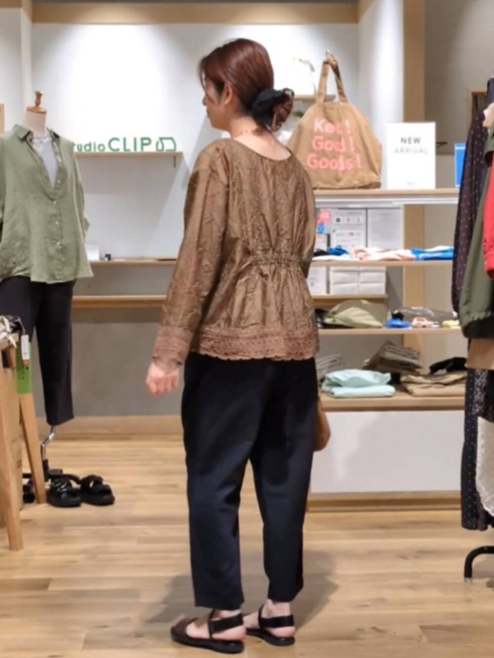 ブラウン系のショルダーバッグ、ブルー系のその他パンツ、ブラウン系のサンダルを着用したレディースの夏コーディネートの2枚目の写真