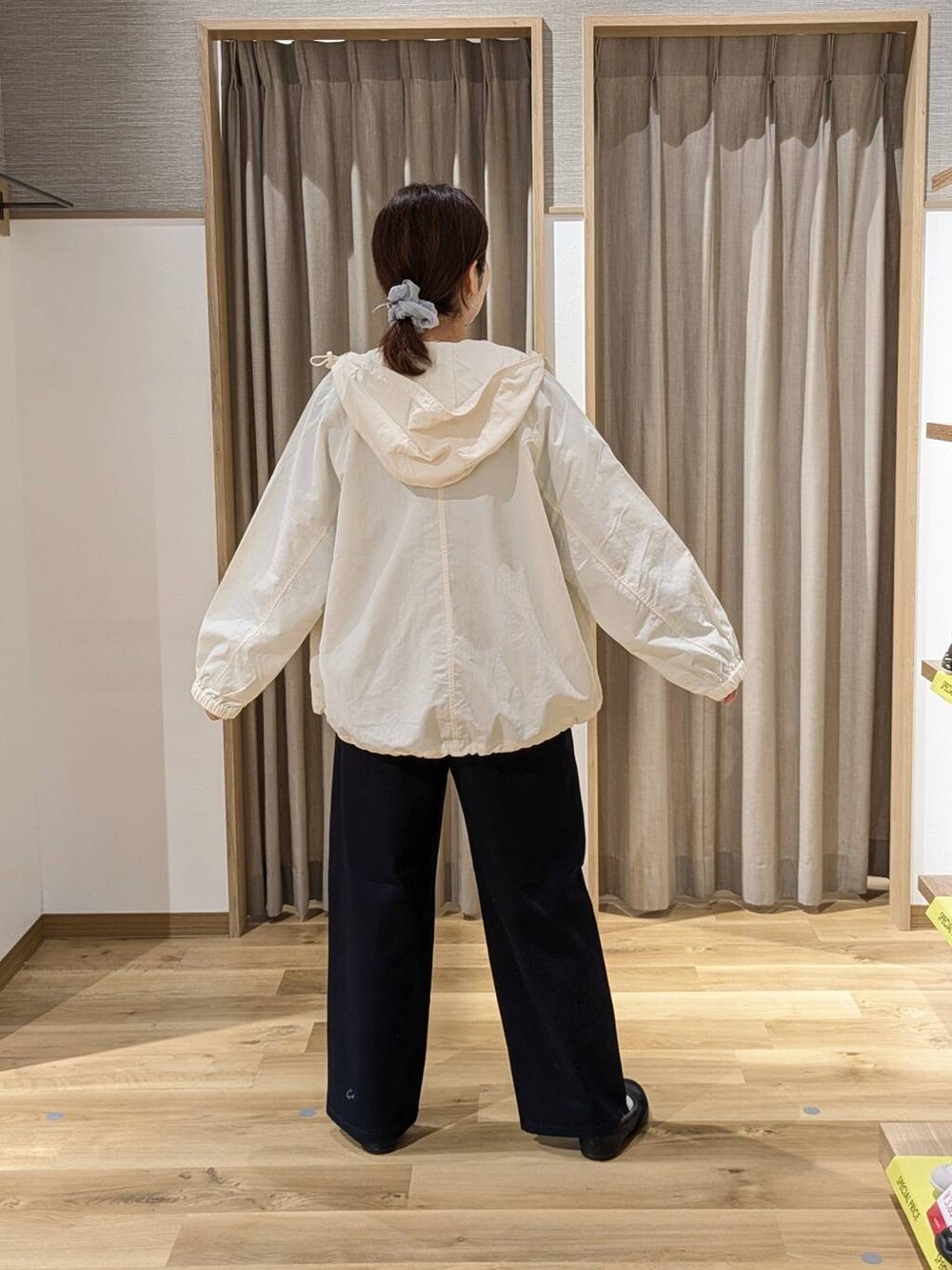 ブルー系のTシャツ/カットソー、ベージュ系のマウンテンパーカー、ブルー系のその他パンツを着用したレディースの春コーディネートの2枚目の写真