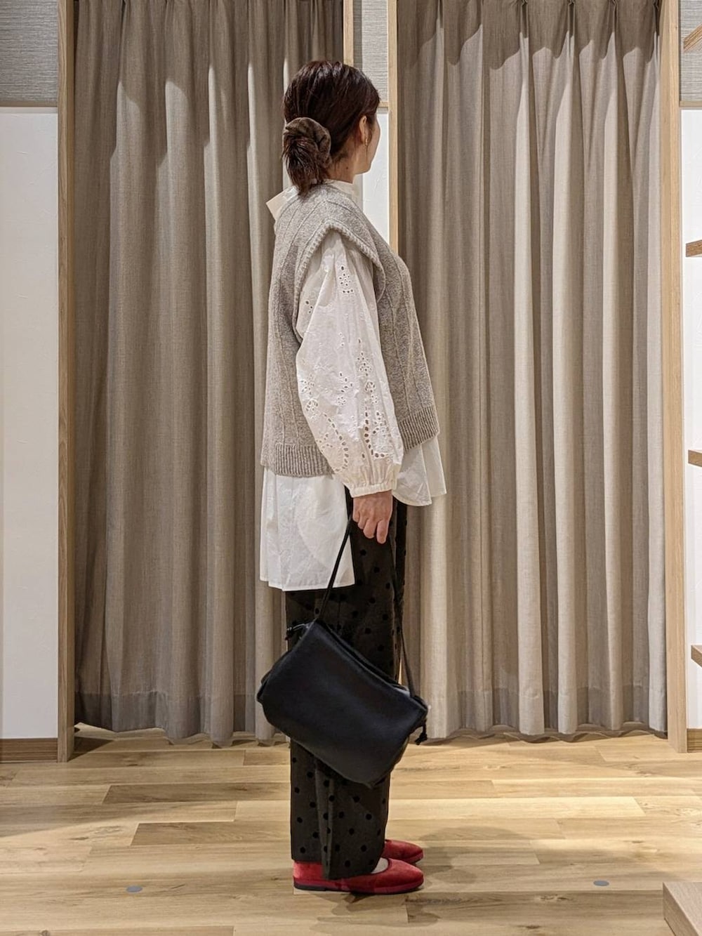 レッド系のその他シューズ、ブラウン系のその他パンツ、ホワイト系のシャツ/ブラウスを着用したレディースの秋コーディネートの2枚目の写真