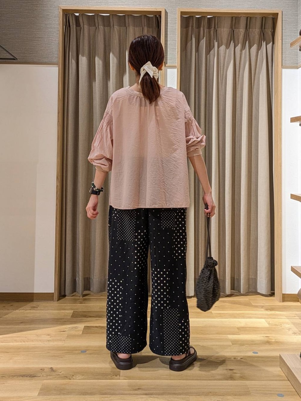 ピンク系のシャツ/ブラウス、ブラウン系のサンダル、ブラック系のその他パンツを着用したレディースの夏コーディネートの3枚目の写真