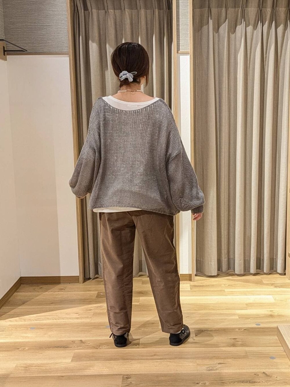 ブラウン系のその他パンツ、ブラック系のショルダーバッグ、ブラック系のスニーカーを着用したレディースの冬コーディネートの2枚目の写真