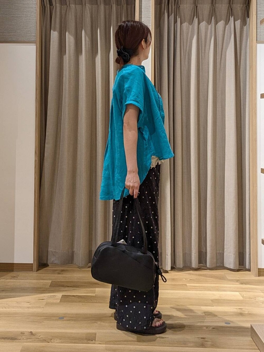 ブルー系のシャツ/ブラウス、ブラック系のショルダーバッグ、ブラック系のその他パンツを着用したレディースの夏コーディネートの2枚目の写真