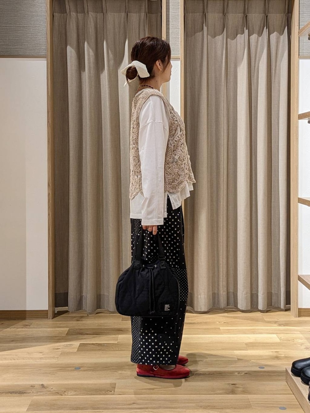 レッド系のその他シューズ、ベージュ系のニット/セーター、ホワイト系のTシャツ/カットソーを着用したレディースの秋コーディネートの2枚目の写真