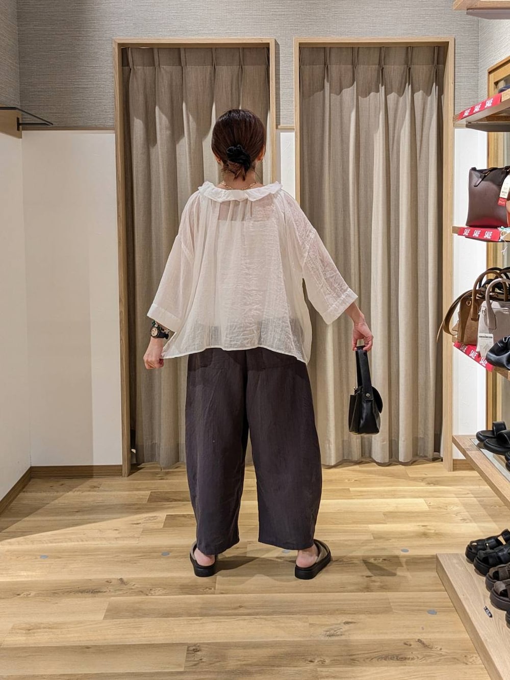 ベージュ系のサンダル、ホワイト系のタンクトップ、その他のその他パンツを着用したレディースの夏コーディネートの2枚目の写真