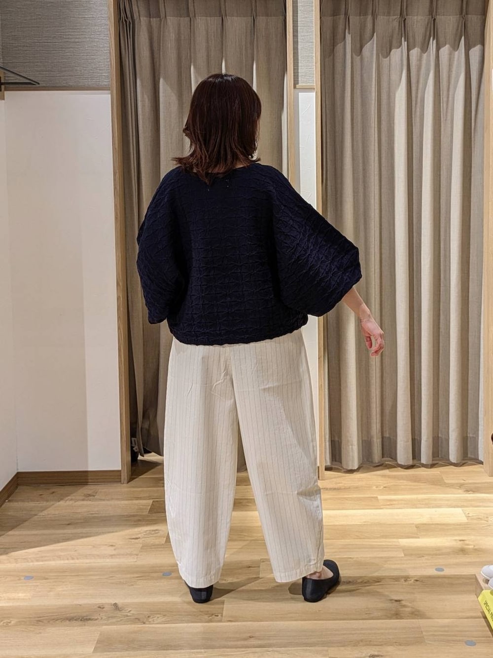 ブラウン系のトートバッグ、その他のその他パンツ、グレー系のパンプスを着用したレディースの春コーディネートの2枚目の写真