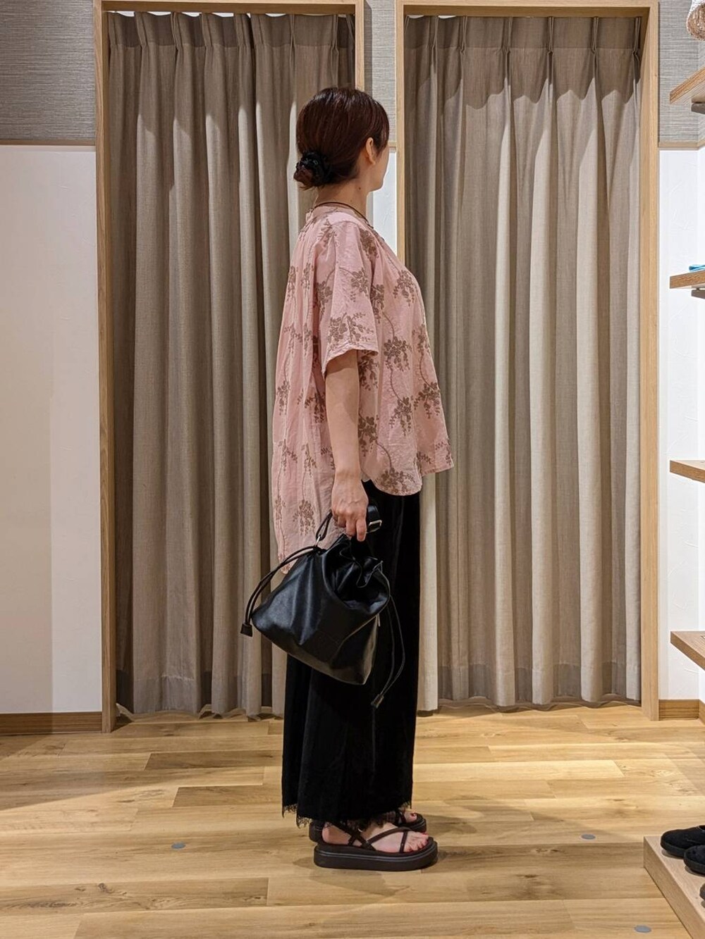 ブラック系のその他パンツ、ピンク系のシャツ/ブラウス、ブラウン系のサンダルを着用したレディースの夏コーディネートの2枚目の写真