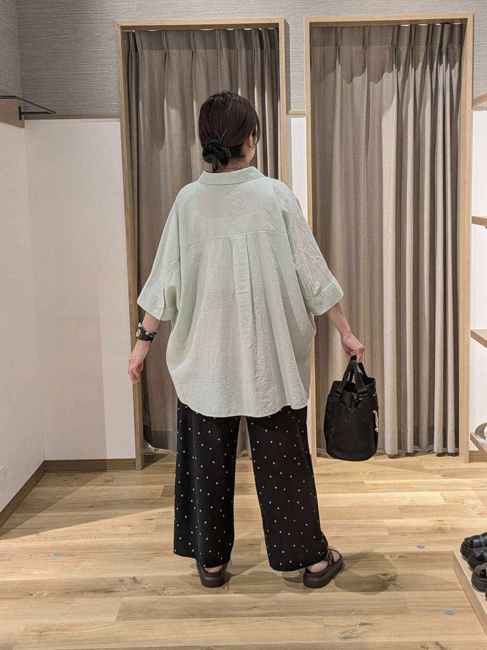 グリーン系のシャツ/ブラウス、ブラウン系のサンダル、ベージュ系のタンクトップを着用したレディースの夏コーディネートの2枚目の写真