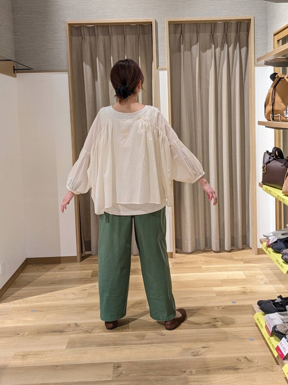 ブラウン系のショルダーバッグ、グリーン系のその他パンツ、ブラウン系のパンプスを着用したレディースの春コーディネートの2枚目の写真