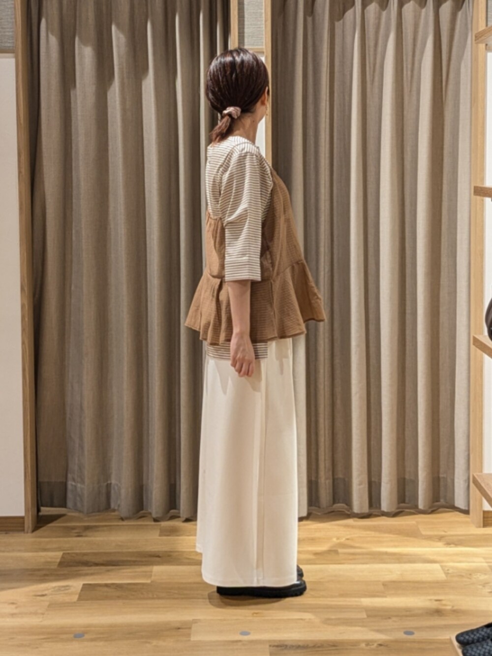 その他のTシャツ/カットソー、ブラウン系のキャミソール、ブラック系のショルダーバッグを着用したレディースの秋コーディネートの3枚目の写真