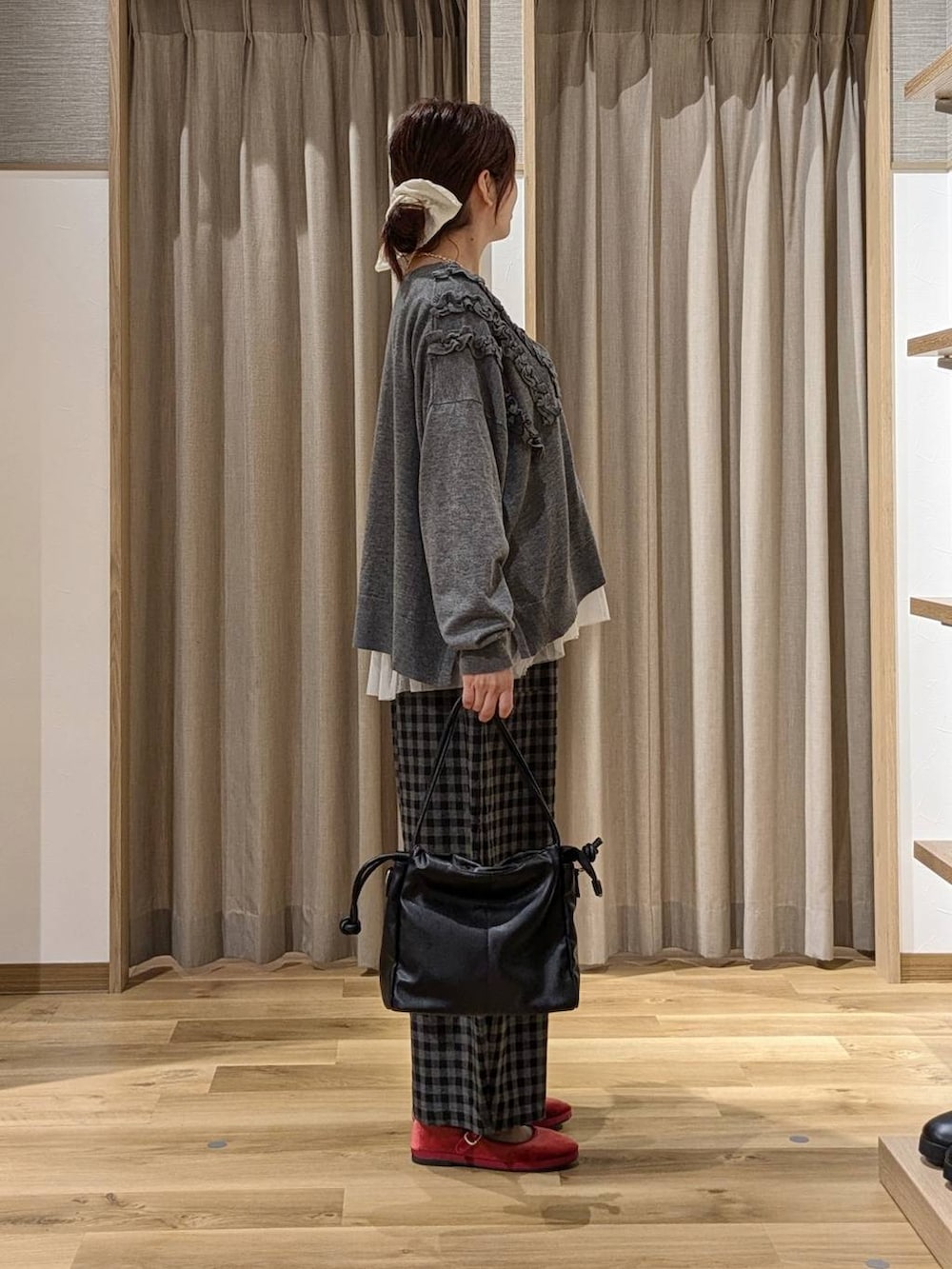 レッド系のその他シューズ、その他のTシャツ/カットソー、ブラック系のショルダーバッグを着用したレディースの秋コーディネートの2枚目の写真