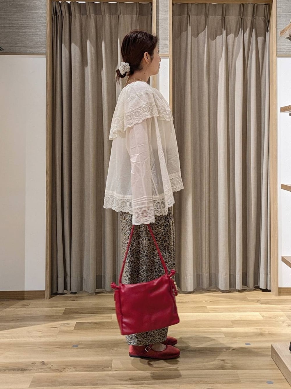 ベージュ系のその他パンツ、レッド系のその他シューズ、レッド系のショルダーバッグを着用したレディースの秋コーディネートの2枚目の写真