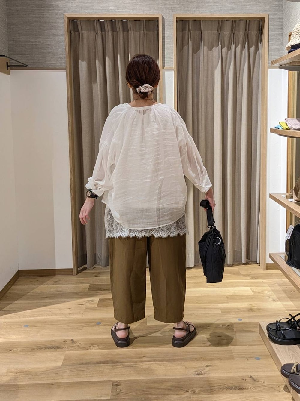 ブラック系のショルダーバッグ、ブラウン系のその他パンツ、ブラウン系のサンダルを着用したレディースの夏コーディネートの2枚目の写真