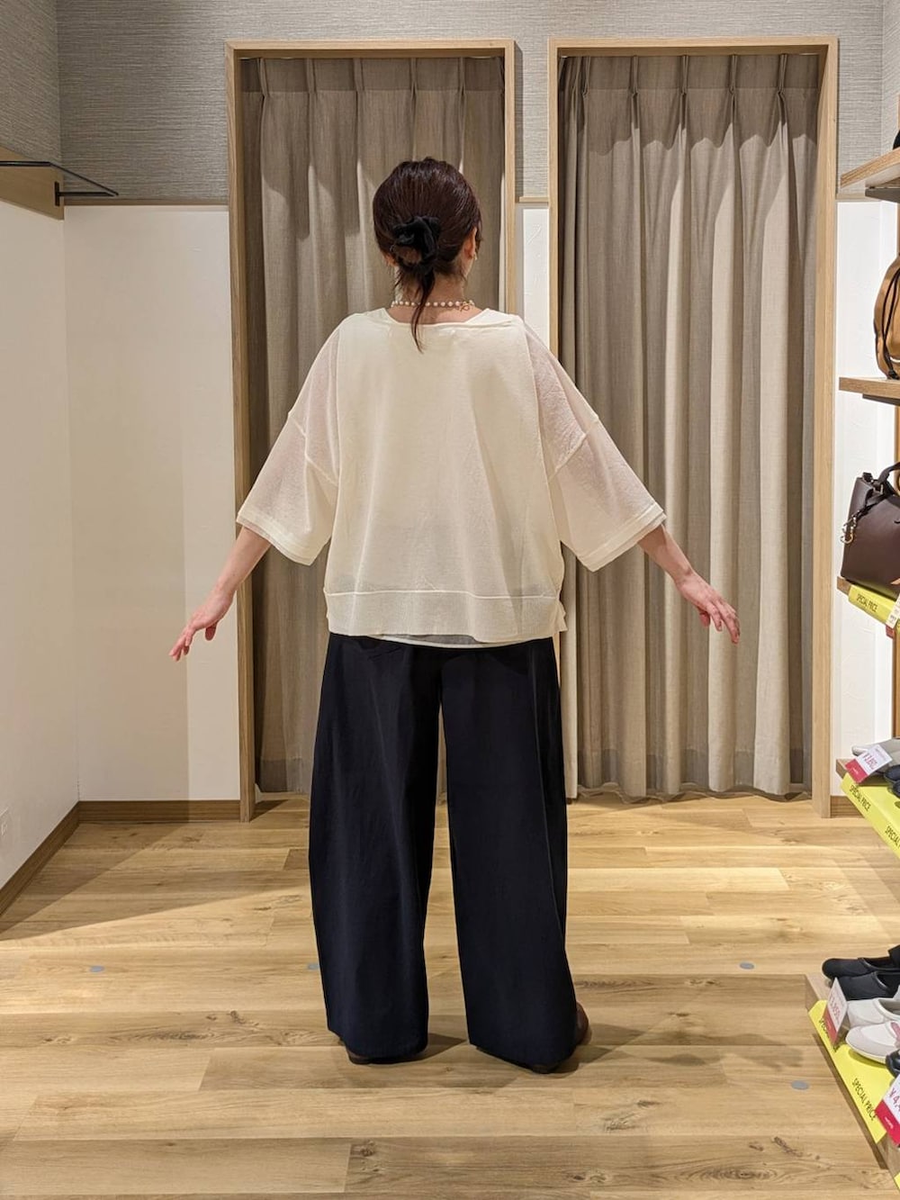ブラウン系のショルダーバッグ、ブラウン系のパンプス、ブルー系のその他パンツを着用したレディースの春コーディネートの2枚目の写真