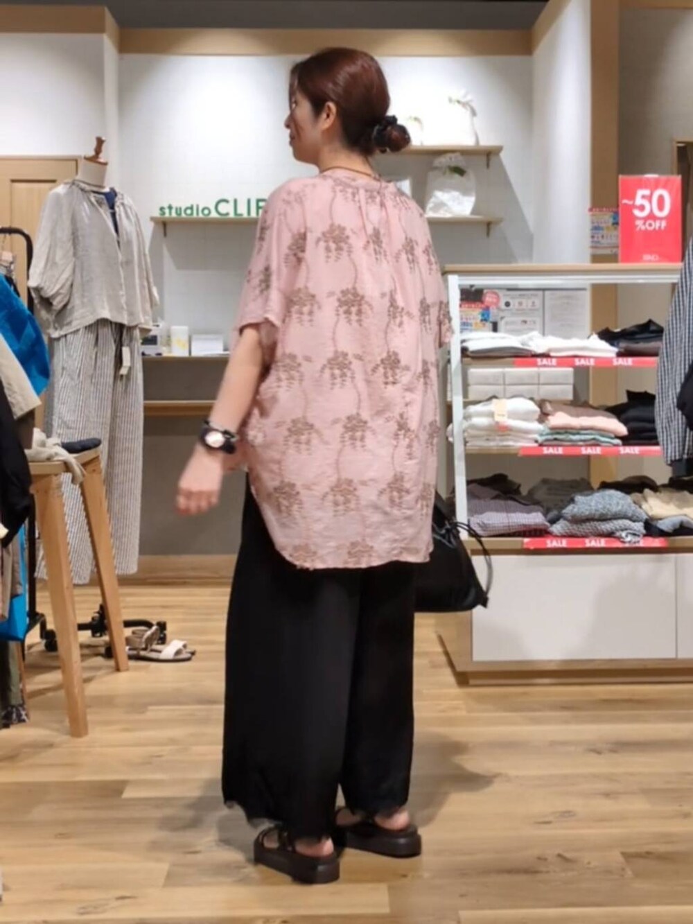 ブラック系のその他パンツ、ピンク系のシャツ/ブラウス、ブラウン系のサンダルを着用したレディースの夏コーディネートの3枚目の写真