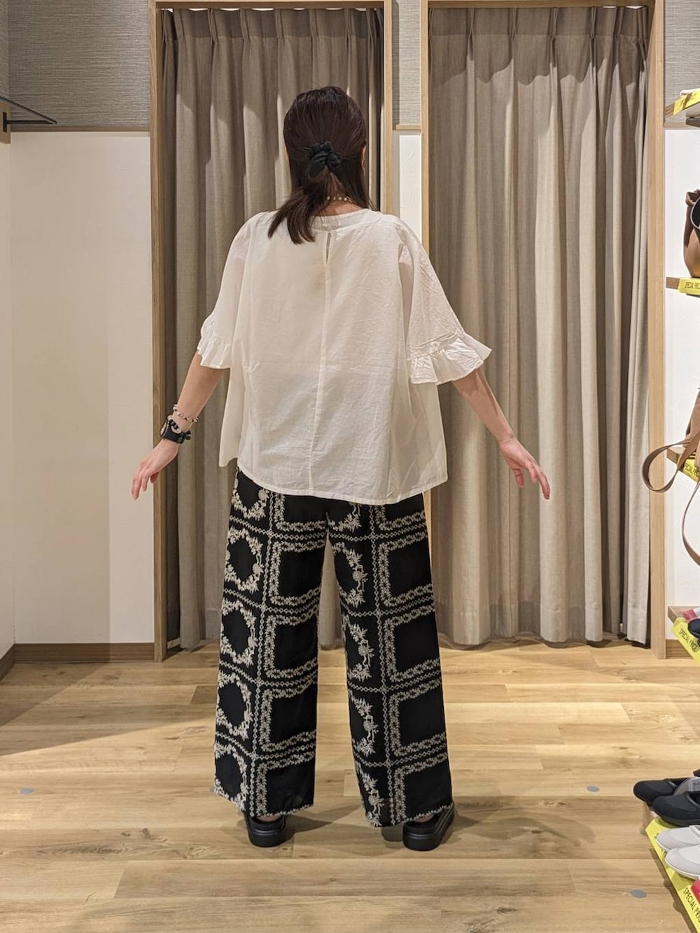 グリーン系のサンダル、ブラック系のその他パンツ、ホワイト系のシャツ/ブラウスを着用したレディースの春コーディネートの2枚目の写真