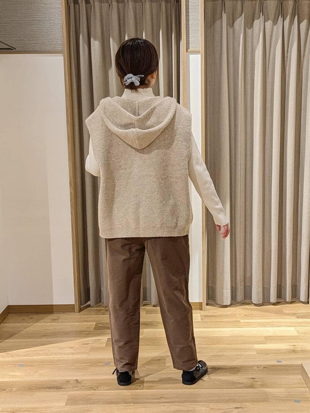 ブラウン系のその他パンツ、ベージュ系のニット/セーター、ブラック系のショルダーバッグを着用したレディースの冬コーディネートの4枚目の写真