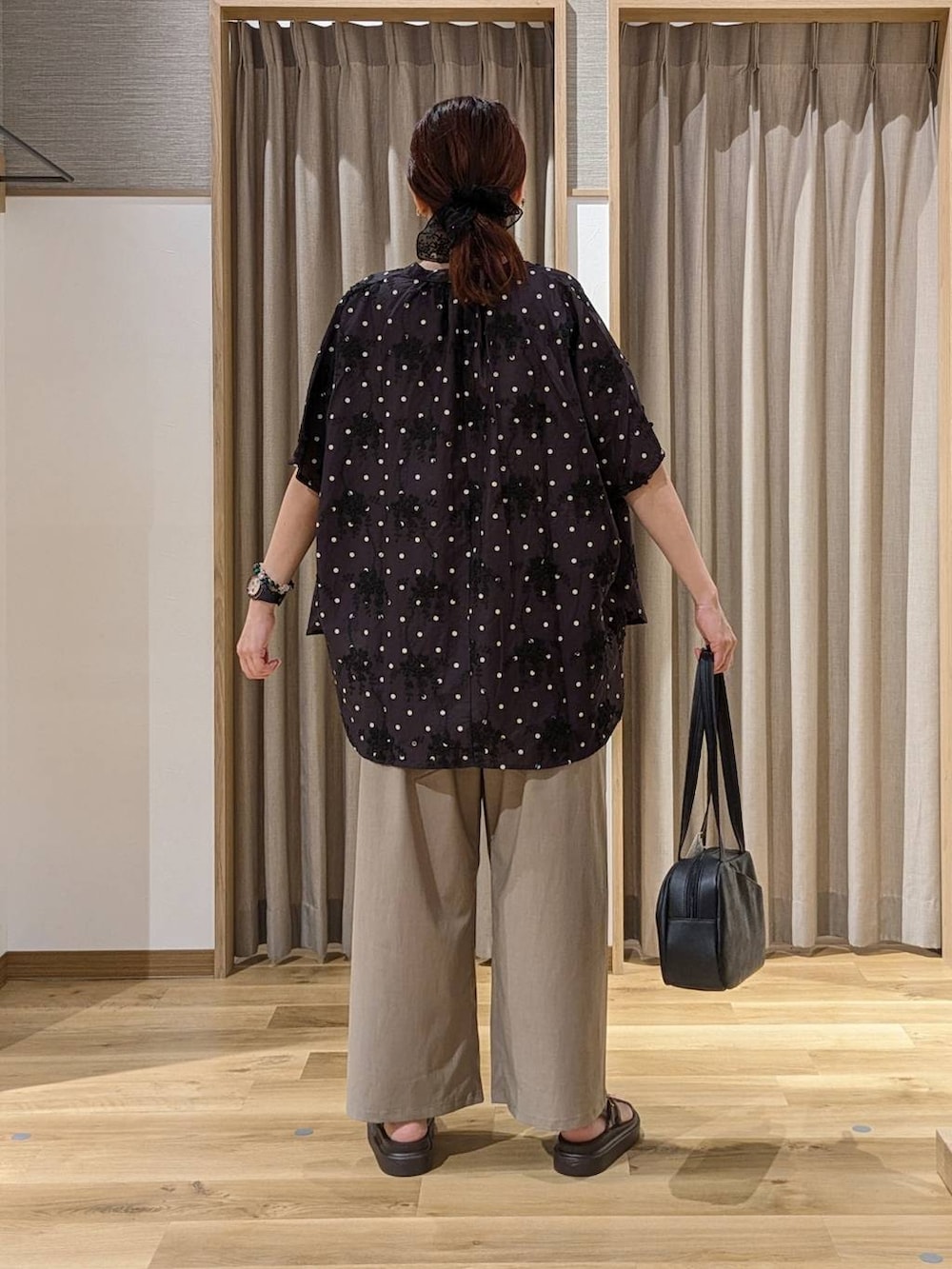 ブラック系のショルダーバッグ、ベージュ系のシャツ/ブラウス、その他のシャツ/ブラウスを着用したレディースの夏コーディネートの3枚目の写真