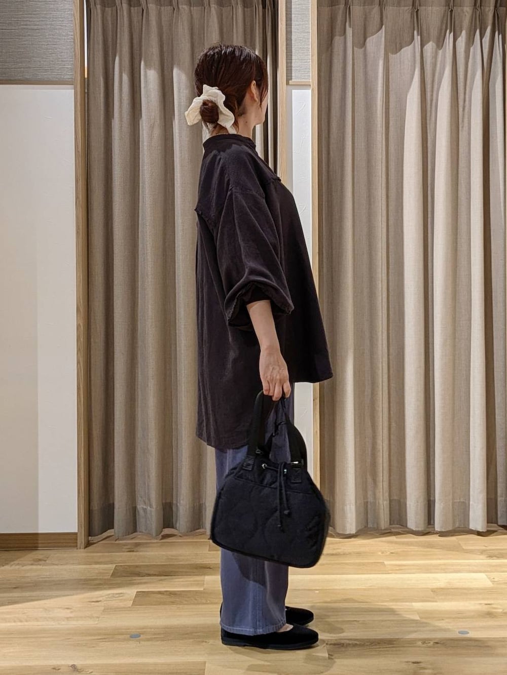 ブラック系のその他シューズ、グレー系のシャツ/ブラウス、ホワイト系のTシャツ/カットソーを着用したレディースの秋コーディネートの2枚目の写真