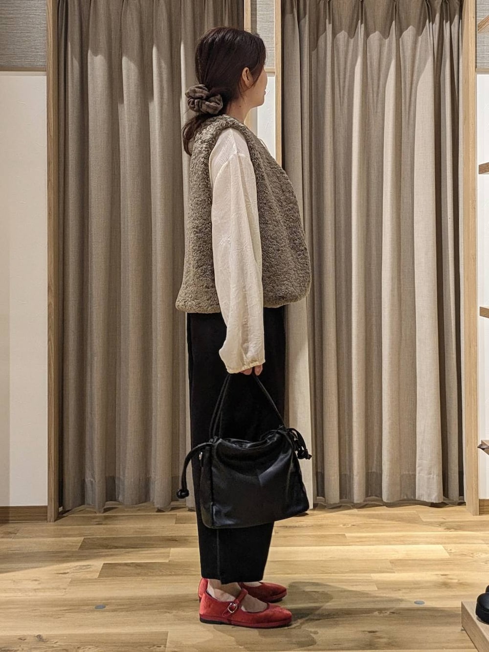 レッド系のその他シューズ、ブラック系のショルダーバッグ、ベージュ系のシャツ/ブラウスを着用したレディースの秋コーディネートの2枚目の写真