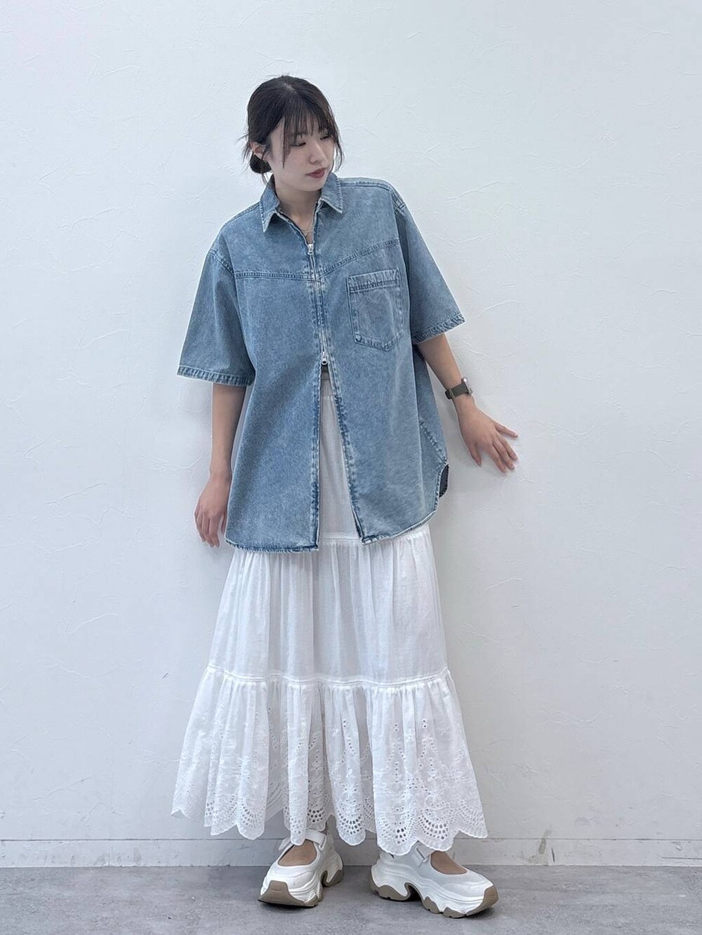 ホワイト系のサンダル、ブルー系のシャツ/ブラウス、ホワイト系のスカートを着用したレディースの春コーディネートの4枚目の写真