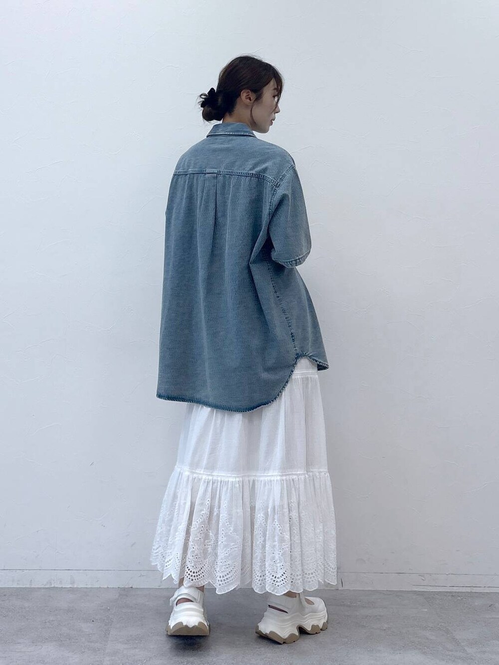 ホワイト系のサンダル、ブルー系のシャツ/ブラウス、ホワイト系のスカートを着用したレディースの春コーディネートの5枚目の写真