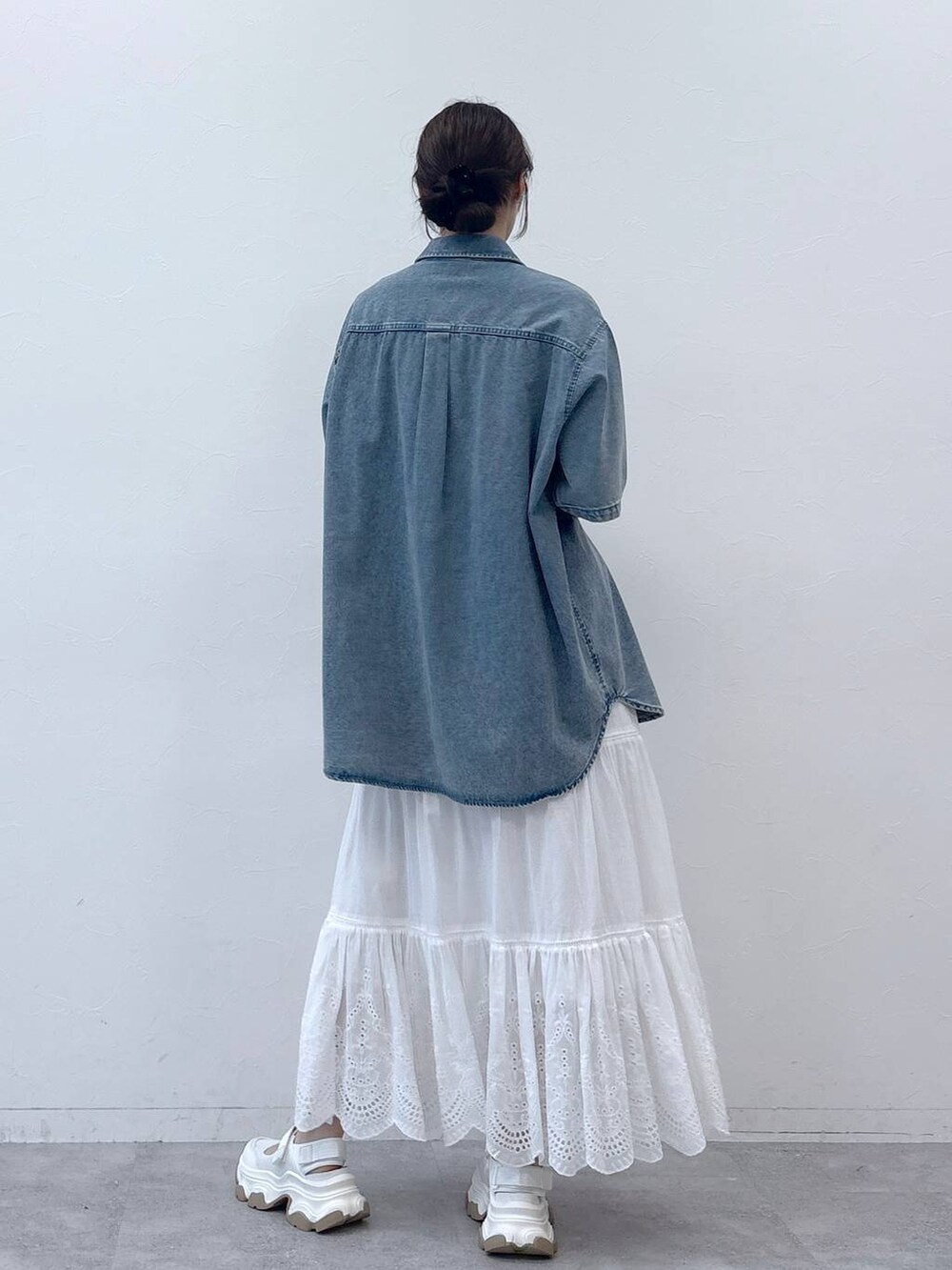 ホワイト系のサンダル、ブルー系のシャツ/ブラウス、ホワイト系のスカートを着用したレディースの春コーディネートの3枚目の写真