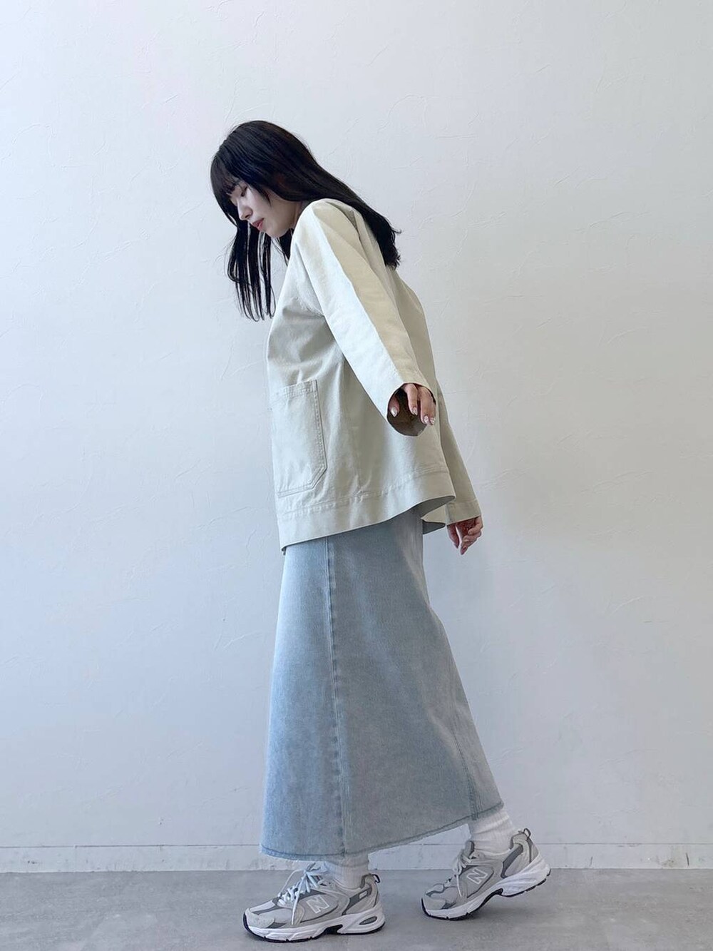 ブルー系のデニムスカートを着用したレディースの冬コーディネートの3枚目の写真