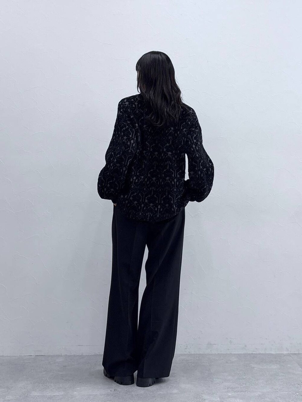 ブラック系のローファー、ブラック系のスラックス、ブラック系のカーディガン/ボレロを着用したレディースの秋コーディネートの2枚目の写真