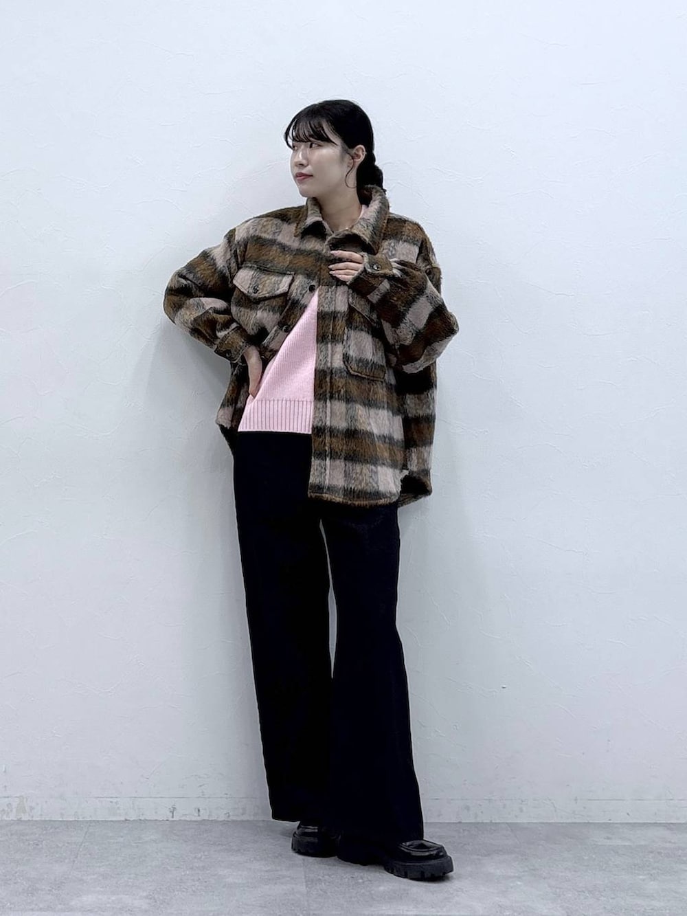 ブラック系のデニムパンツ、ブラック系のローファー、ピンク系のブルゾンを着用したレディースの秋コーディネートの3枚目の写真