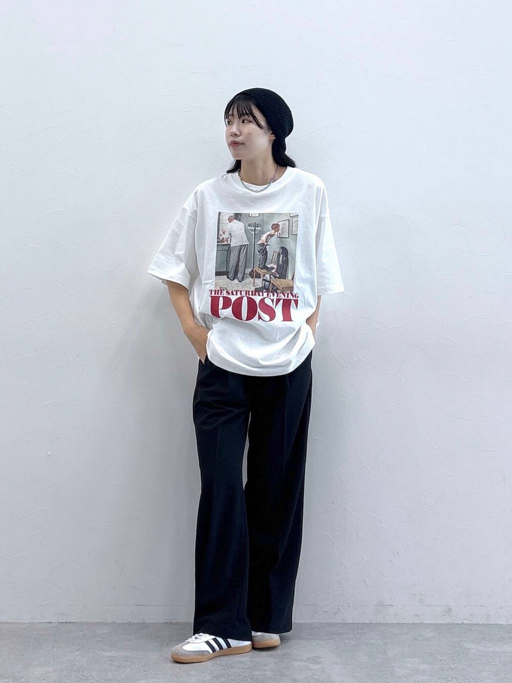 ブラック系のスラックス、ホワイト系のTシャツ/カットソー、ブラック系のニットキャップ/ビーニーを着用したレディースの夏コーディネートの10枚目の写真