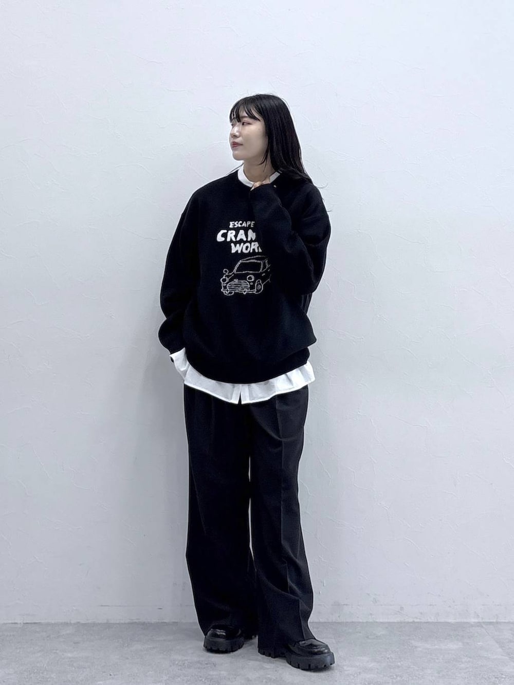 その他のニット/セーター、ブラック系のローファー、ブラック系のスラックスを着用したレディースの秋コーディネートの5枚目の写真