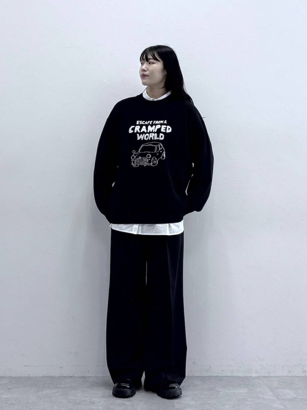 その他のニット/セーター、ブラック系のローファー、ブラック系のスラックスを着用したレディースの秋コーディネートの3枚目の写真