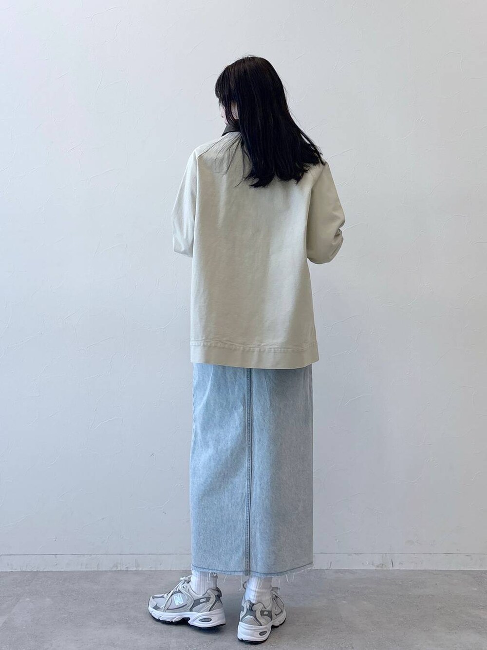 ブルー系のデニムスカートを着用したレディースの冬コーディネートの4枚目の写真