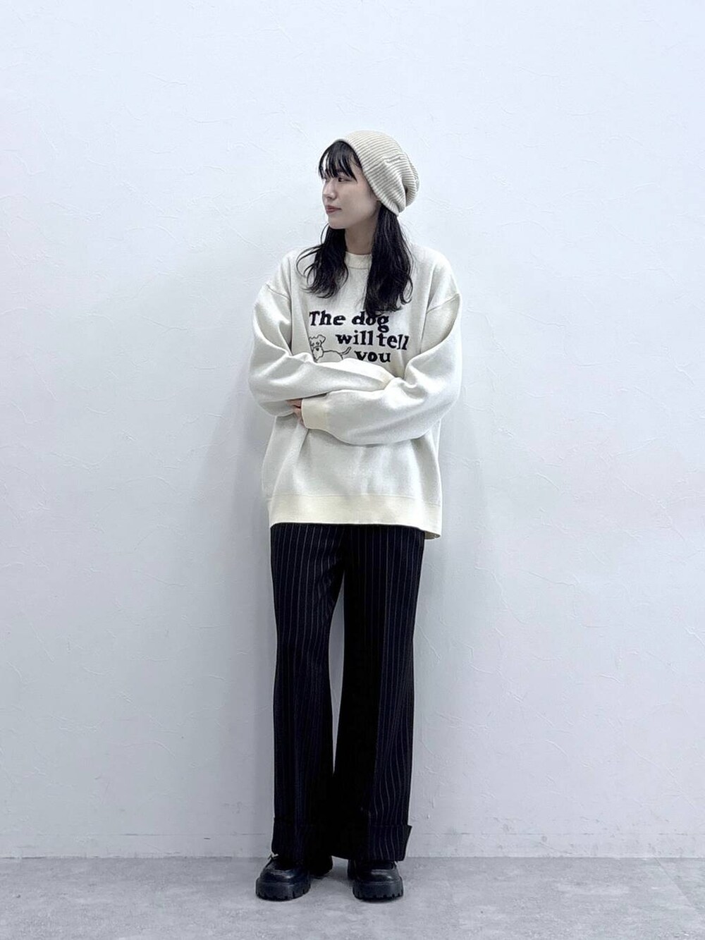 ホワイト系のニット/セーター、ブラック系のローファー、ブラック系のスラックスを着用したレディースの秋コーディネートの5枚目の写真