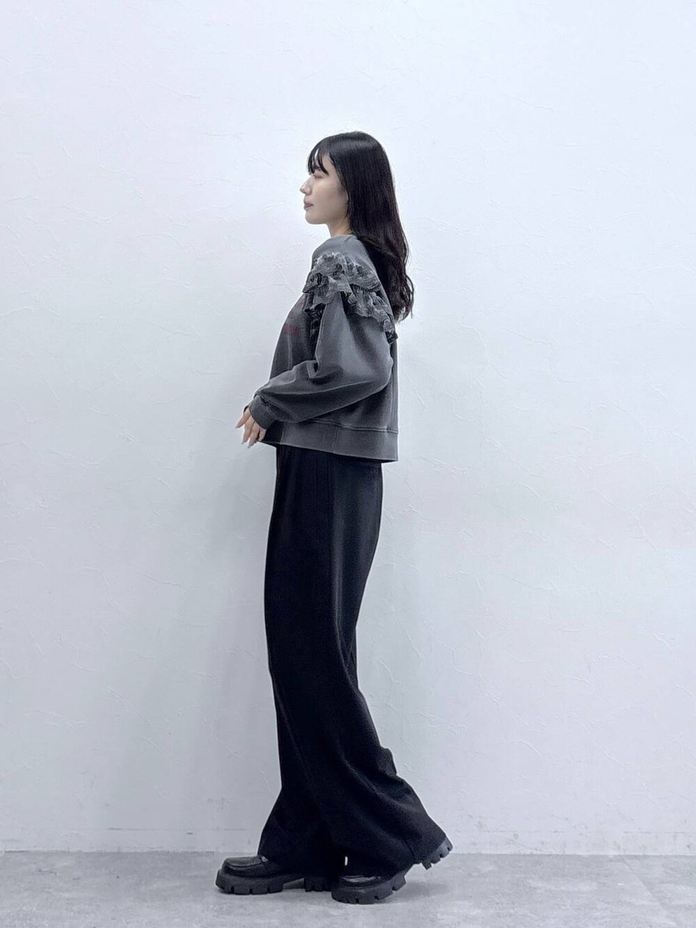 ブラック系のローファー、ブラック系のスラックス、ブラック系のスウェットを着用したレディースの秋コーディネートの3枚目の写真