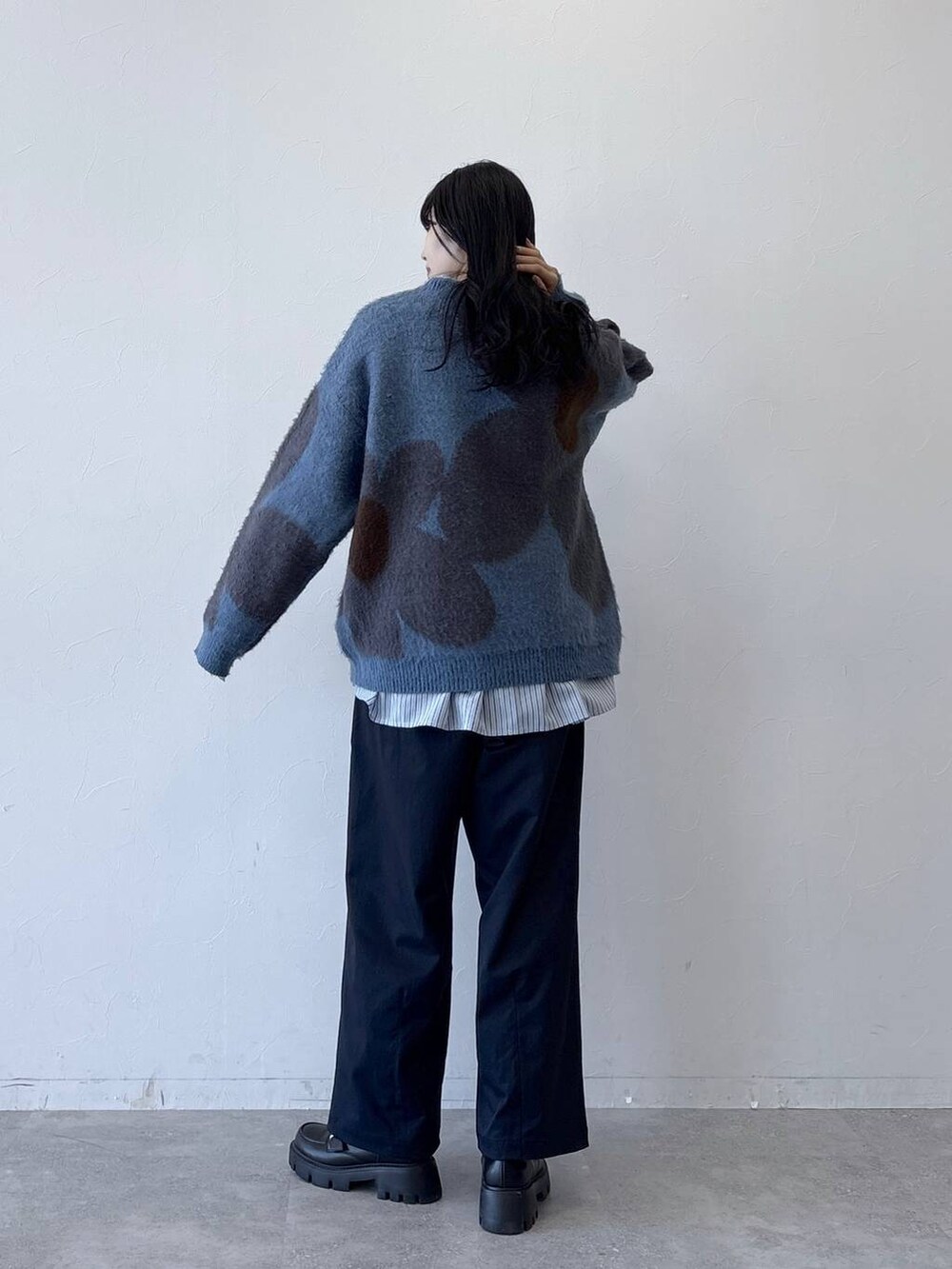 その他のローファー、ブルー系のニット/セーター、ブルー系のチノパンツを着用したレディースの秋コーディネートの4枚目の写真