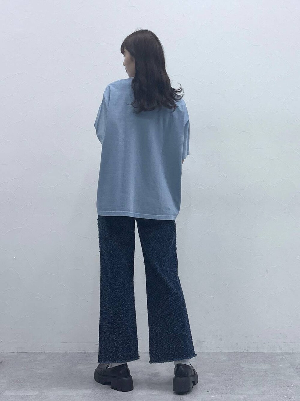 「高身長、女子ウケ、差し色コーデ、骨格ナチュラル、カジュアル、モノトーン、シンプルコーデ」｜「RAGEBLUEの抗菌・防臭/トラックソール厚底コインローファー（ローファー、ブラック系）」を使った、moemistyleさん（レディース・170cm）の春コーディネートの2枚目の写真