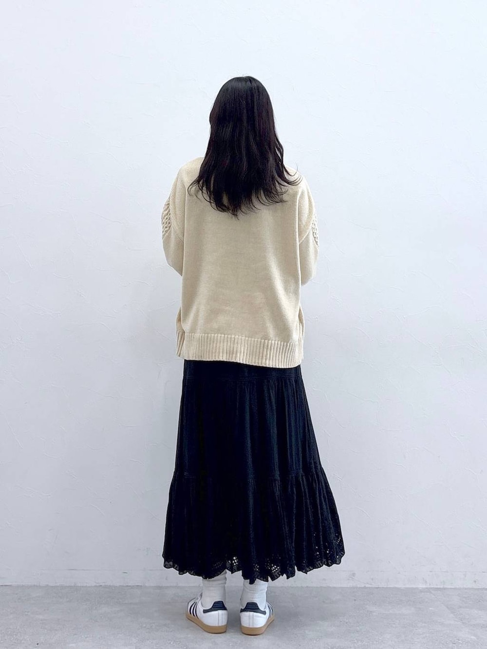 ホワイト系のTシャツ/カットソー、ブラック系のスカートを着用したレディースの秋コーディネートの5枚目の写真