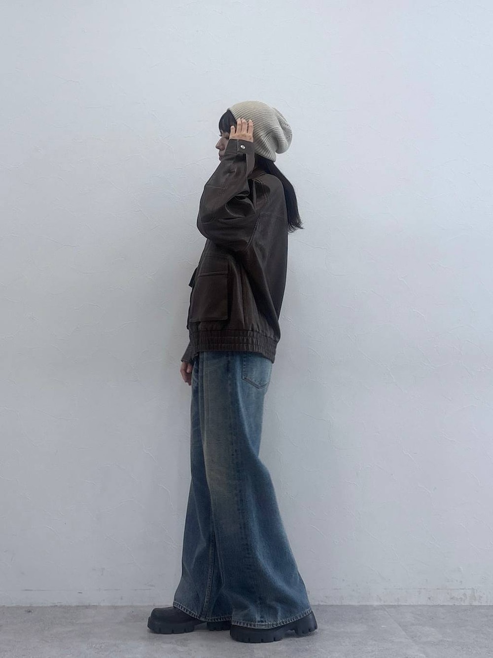 ブラック系のローファー、ブルー系のデニムパンツ、ブラウン系のブルゾンを着用したレディースの秋コーディネートの2枚目の写真