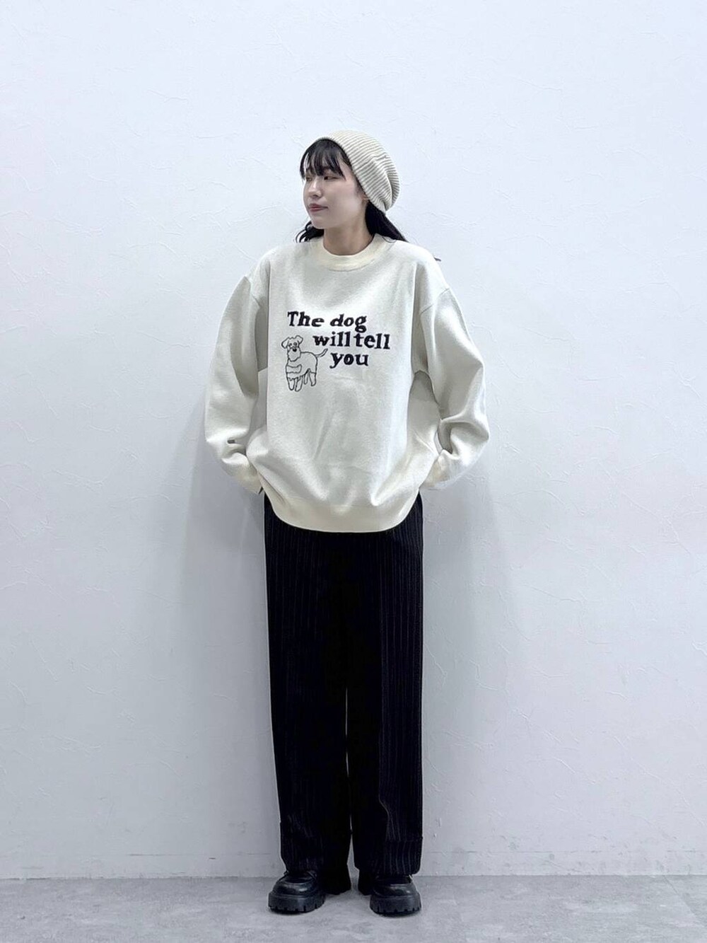 ホワイト系のニット/セーター、ブラック系のローファー、ブラック系のスラックスを着用したレディースの秋コーディネートの3枚目の写真