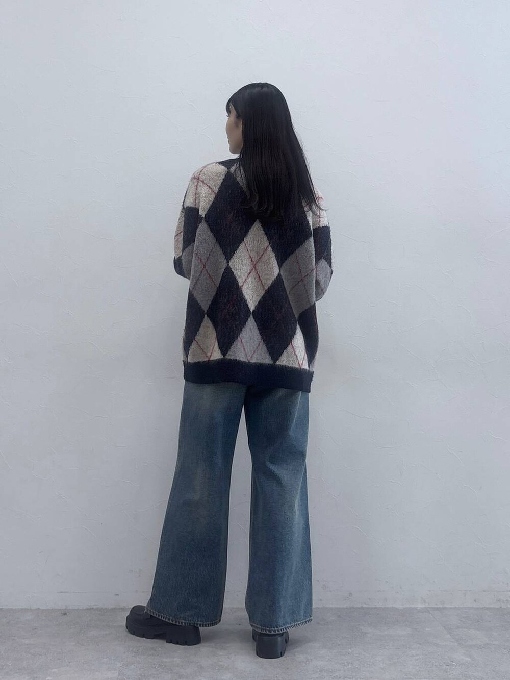 その他のローファー、ブルー系のデニムパンツ、ブルー系のカーディガン/ボレロを着用したレディースの秋コーディネートの2枚目の写真