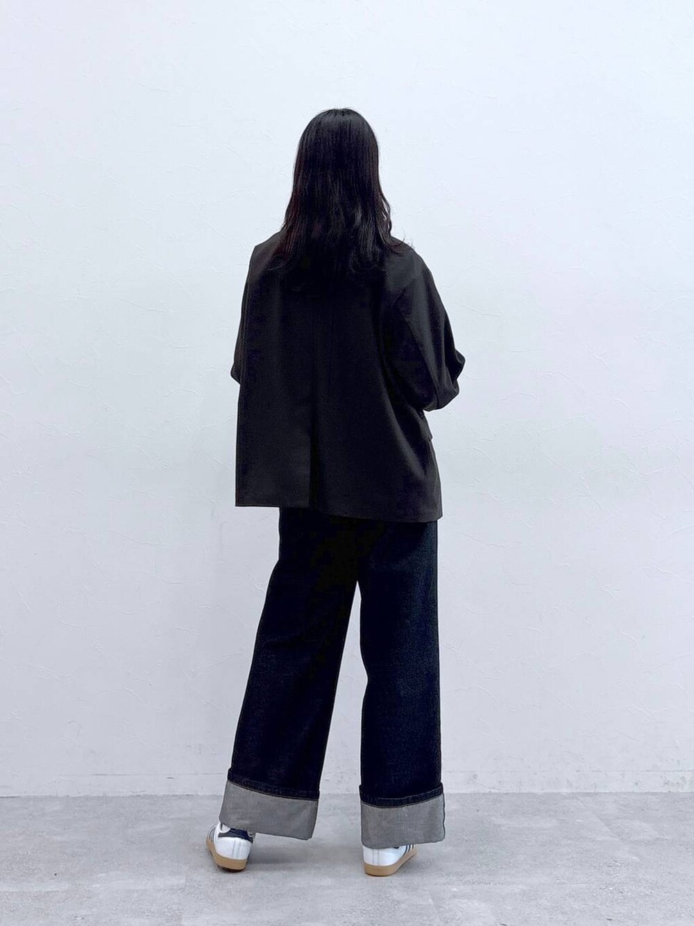 ブルー系のデニムパンツ、ホワイト系のTシャツ/カットソー、ブラウン系のテーラードジャケットを着用したレディースの秋コーディネートの4枚目の写真